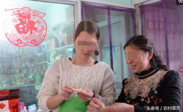 外国女孩嫁给农村小伙,过年和婆家一起煮饺子,贴对联!