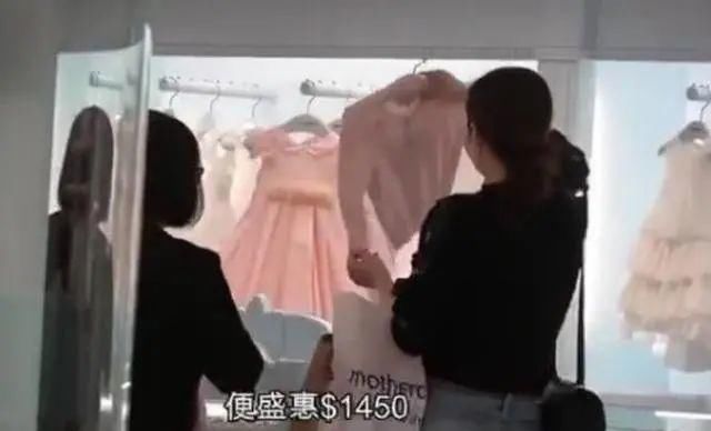 熊黛林提前庆40岁生日,手捧蛋糕C位合影露甜笑,四肢纤瘦妥妥辣妈