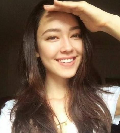 这个96年的妹纸火了 不仅仙气十足美到开挂还