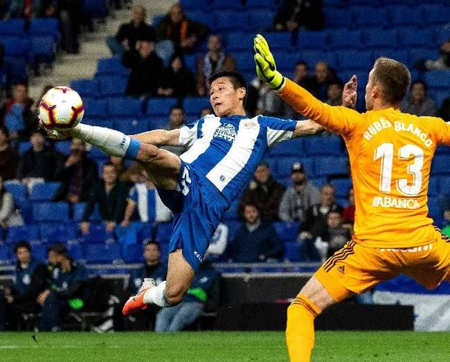 武磊西甲第二球 武磊亲吻队徽一幕被外媒关注