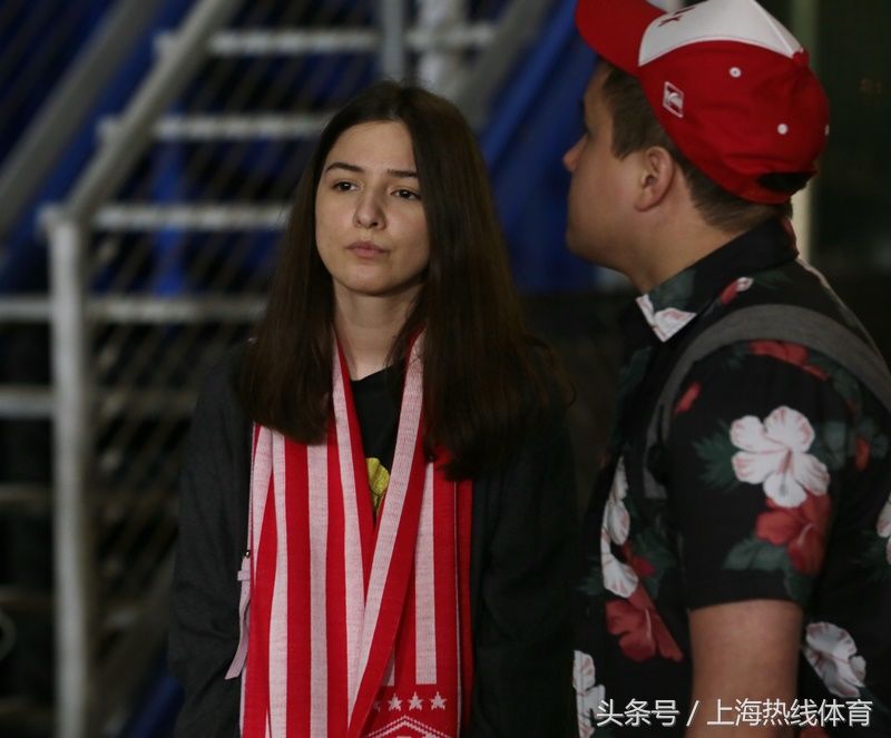 中俄美女球迷抢镜上港热身赛 看台比美斗艳成