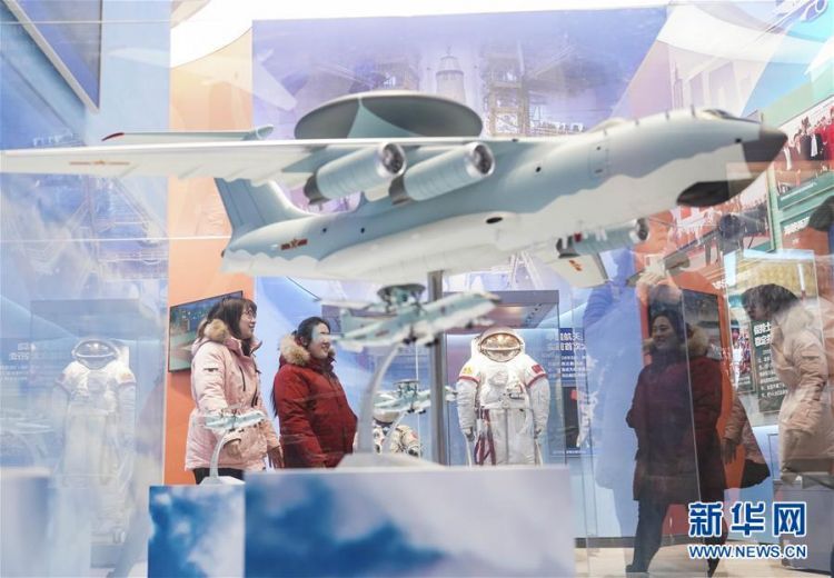 伟大历程辉煌成就人间正道