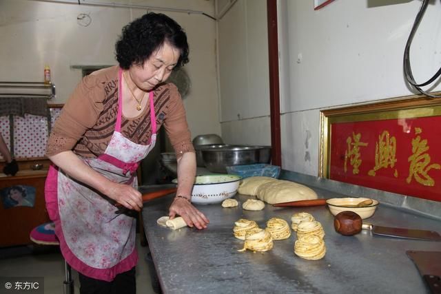 婆婆每天给我留剩饭，提前下班回家看到厨房里的菜，我眼眶红了