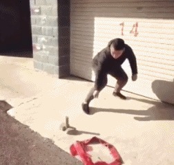 GIF搞笑动图:今年放鞭炮可以借鉴下这种新方法