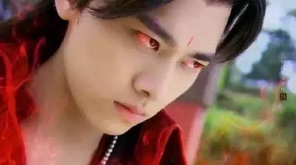 李易峰《镜双城》苏摹正脸照曝光，网友：梦回《古剑奇谭》百里屠苏