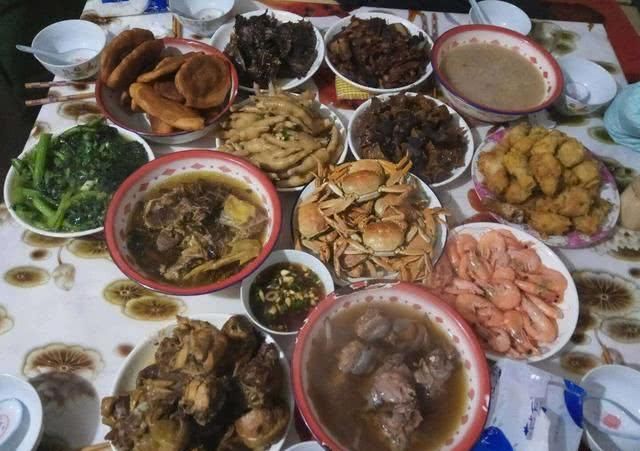 南北年夜饭，生猛海鲜、火锅水饺，奢华与简单，都是浓浓的中国情