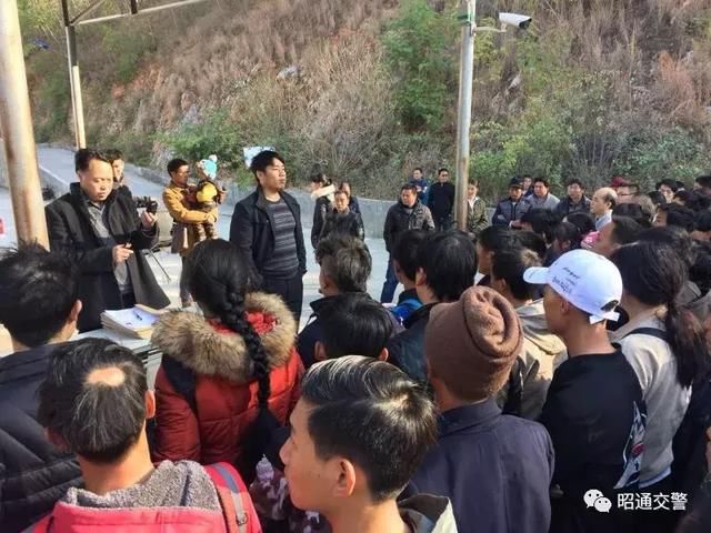 深化放管服 放弃休息为返乡群众办理摩托车驾驶证