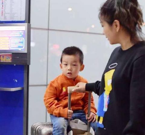 何洁现身机场显疲态,网友:单亲妈妈不容易!