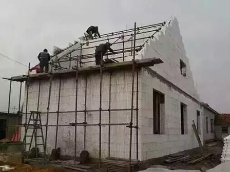 又一家村民用泡沫浇筑混凝土盖房子,施工速度快又省钱!
