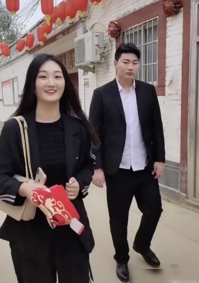 大衣哥儿媳被怼脸拍，成了村民拍摄新目标，家庭背景被曝光