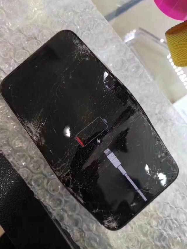 苹果iPhone 8的机坚强被取代!这部弯曲的iPho