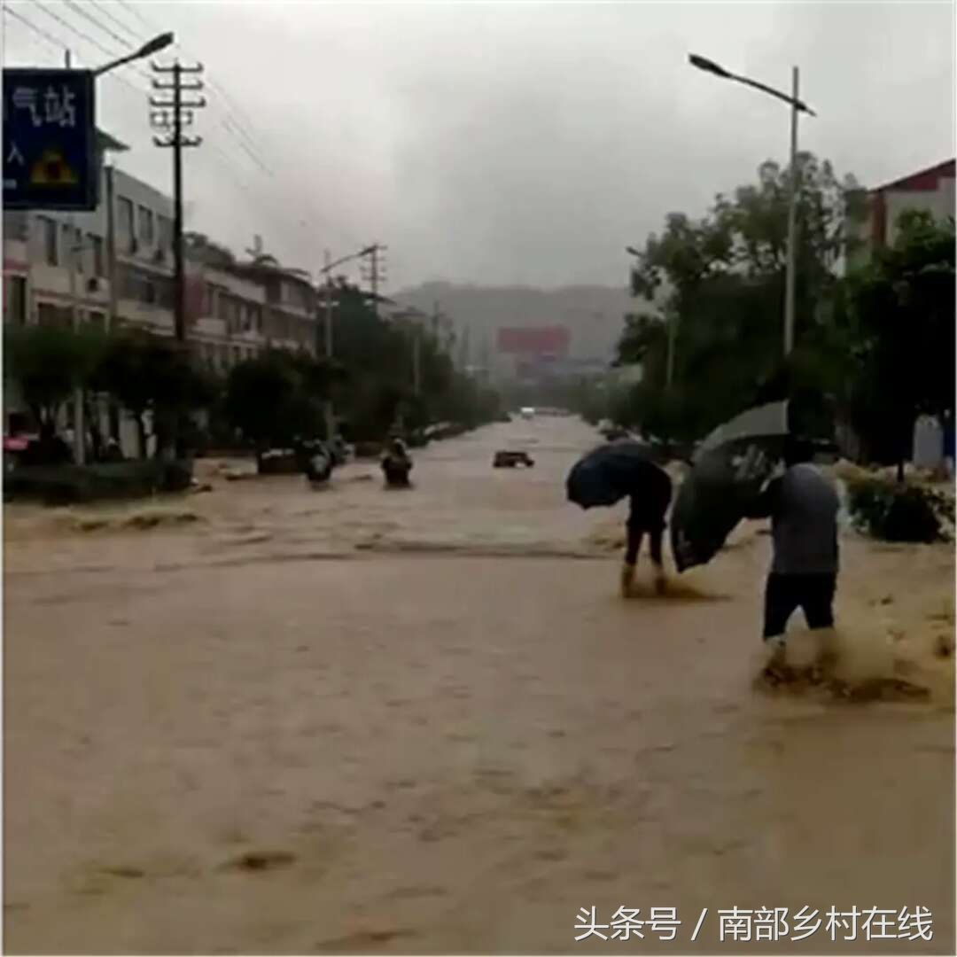 暴雨夜袭四川南部县，让全县人民无心睡眠，南部雄起!
