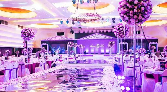 男子喜庆婚礼被婚庆公司布置成白色调 新娘气疯了_【今日爆点】