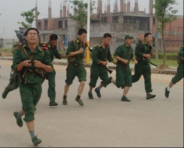 一起当过兵,但大家和他不来往,孩子得重病,战友