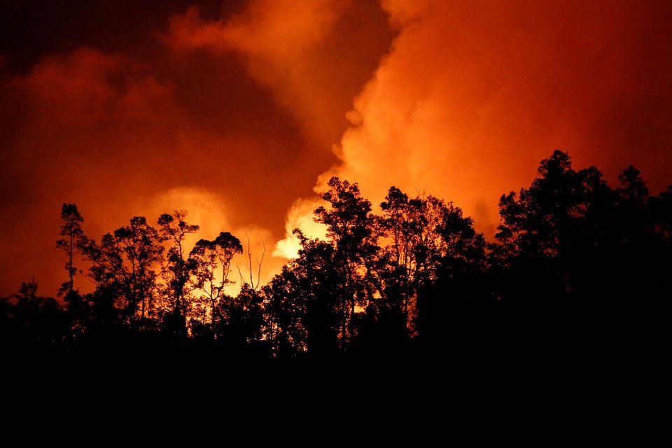 夏威夷基拉韦厄火山持续喷发 炽热熔岩“染红”天空