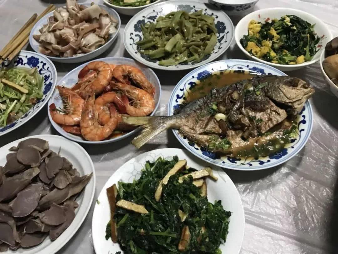 我们收集了各地盆友的年夜饭照片，这就是舌尖上的除夕！