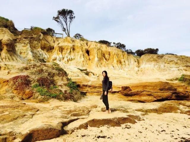 她放弃了在墨尔本的高薪工作和绿卡,去到尘土