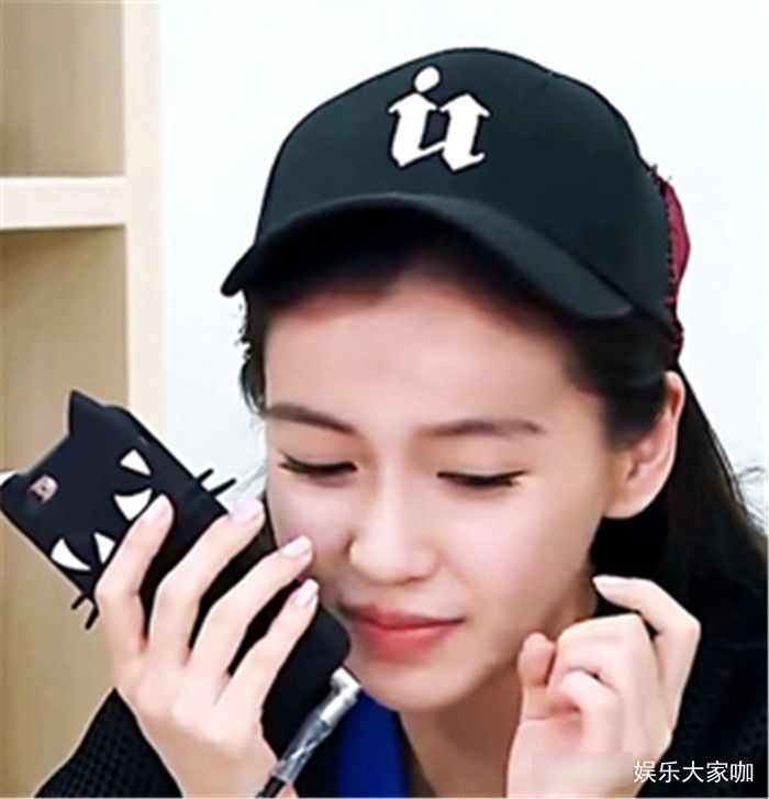 杨颖的手机壳50元,黄圣依的手机壳9600,她的手