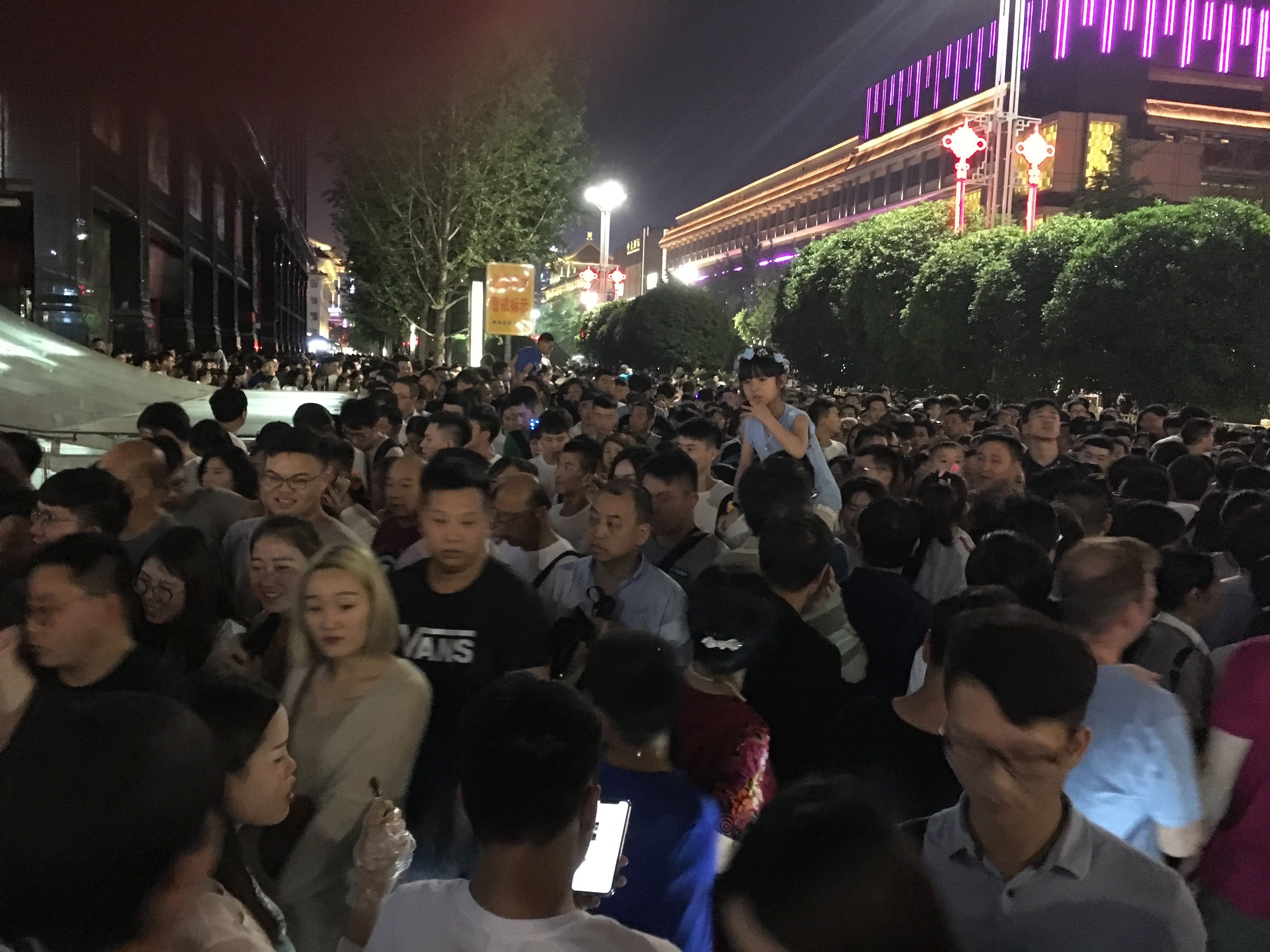 吸引众人目光的1374架无人机上演光影秀