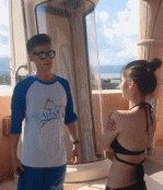 搞笑GIF:哥们,学的挺像啊,就不怕被人削吗 云顶国际赌场
