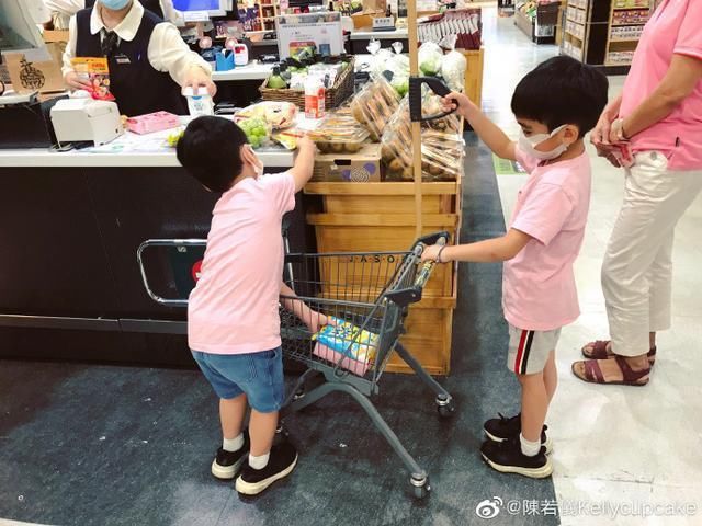 陈若仪带儿子们看夕阳,孩子吃冰淇淋弄脏嘴,冲镜头发懵太可爱