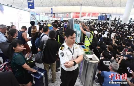 “世界上最好的机场”几乎瘫痪,香港还是“东方之珠”吗? 10bet体育手机登录