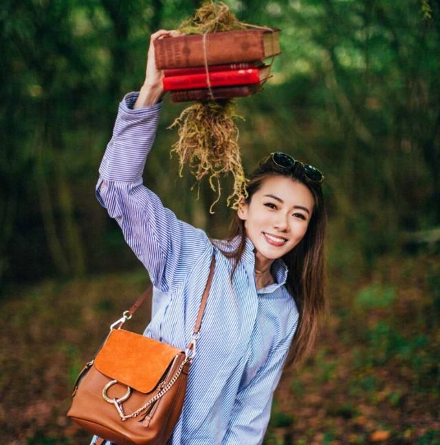 后首现身,短发显老还不爱笑,网友:看看如今的郑恺吧