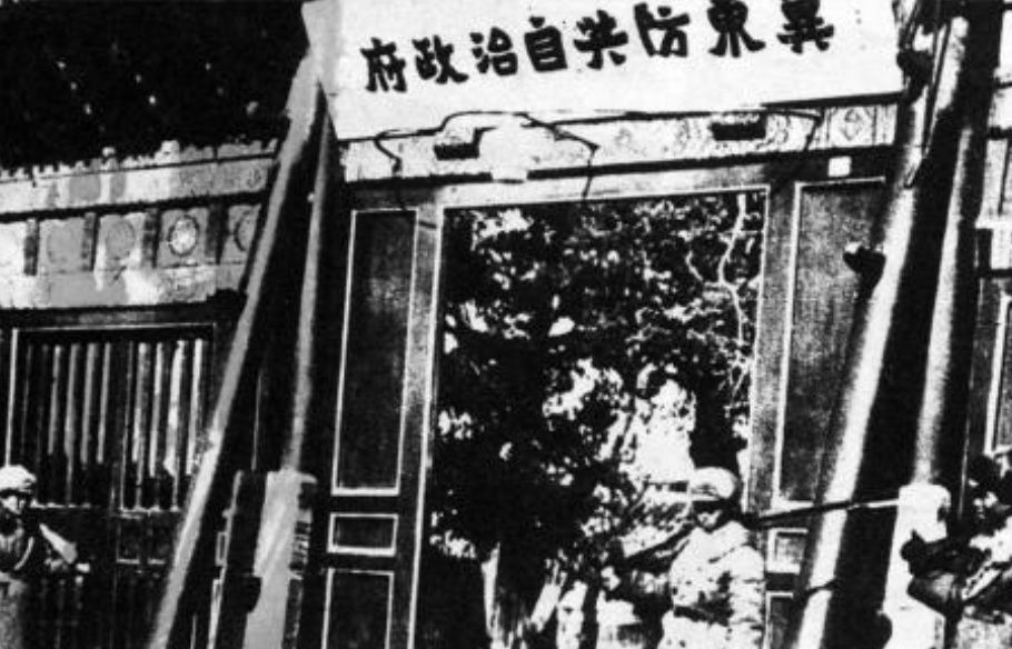 整个保安队都是潜伏的特种警察,战斗一打响就