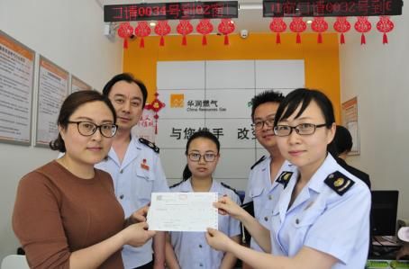 襄阳市国税局直属分局开出首张新税率发票