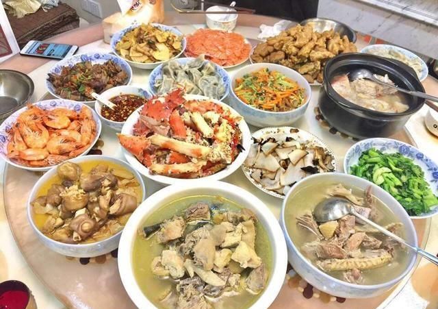 南北年夜饭，生猛海鲜、火锅水饺，奢华与简单，都是浓浓的中国情