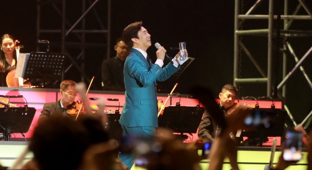 原创 费玉清内地告别演唱会哽咽飙泪,从不喝酒