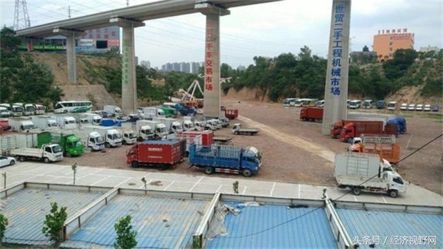 河南新郑:世贸二手车交易市场占河道经营 汛期