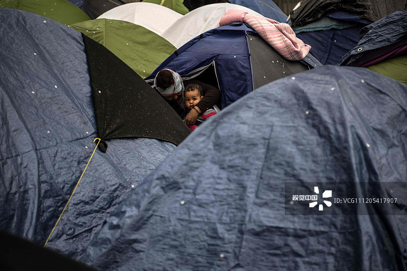 实拍法国难民生存现状 成群搭帐篷蜗居街头