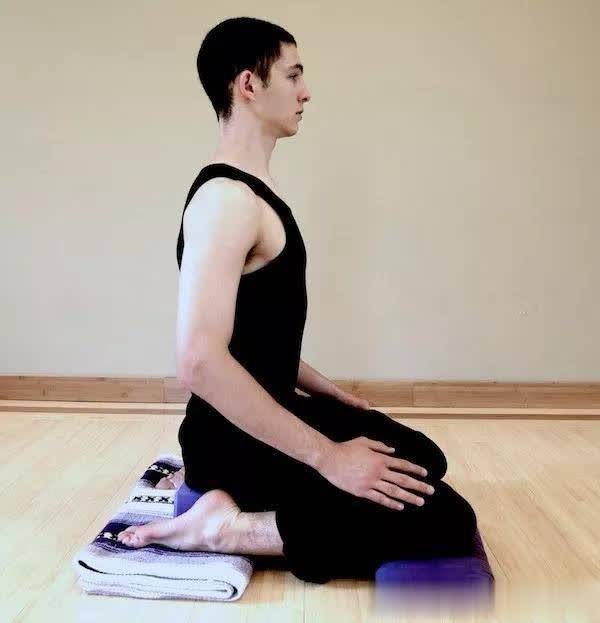 瑜伽金刚跪,英雄坐,为什么会脚背膝盖疼痛?