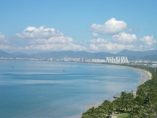 躺在酒店，懒懒的看着三亚湾