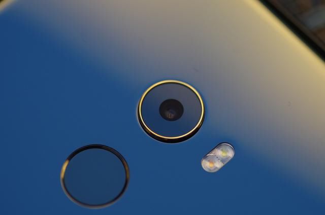 出的小米新旗舰手机后壳照,你猜是小米7还是小