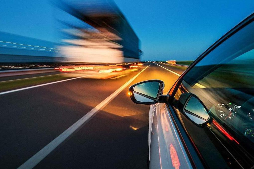 夜晚行驶在高速公路上, 是开近光灯还是远光灯