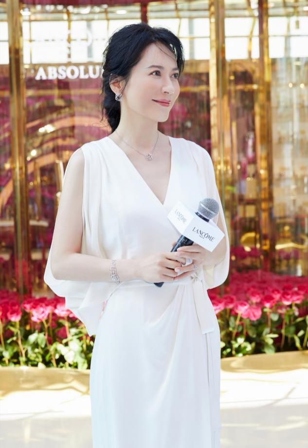 俞飞鸿堪称东方赫本，一身黑色连体裤高级大气，骨子里散发气质