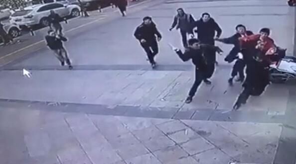 房产中介无证件进小区被拒 找来帮手砍伤保安