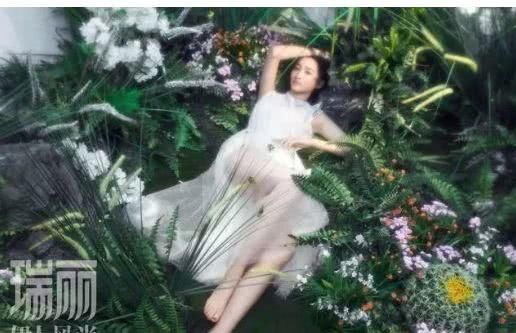 国民闺女撞衫神仙姐姐,同穿透视裙,关晓彤太开