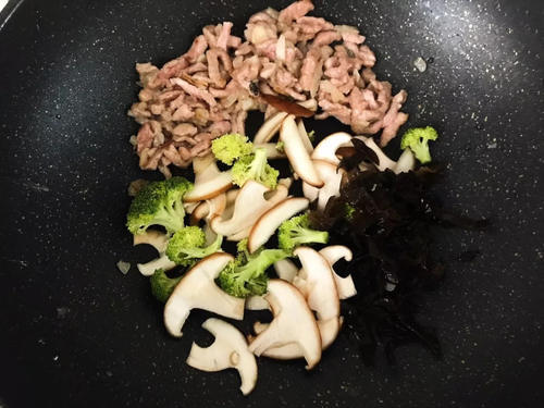 炒什么菜好吃又简单又营养 t01f6815fd5ea25e5ba.jpg