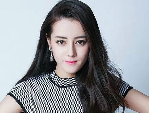 迪丽热巴扶摔倒粉丝竟遭拒绝?郑爽冒雨拍夜戏