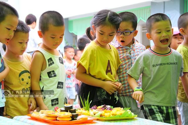 崇左：孩子“六一”前夕乐享美食盛宴