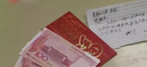 我跪着,是因为穿着裙子不好蹲 你出门有教养的样子,真美!