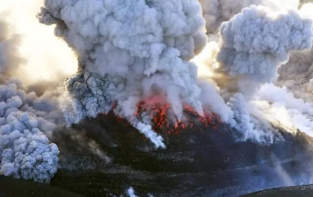 新燃岳火山开始喷大石块！回看让“日本没有夏天”的浅间火山爆发