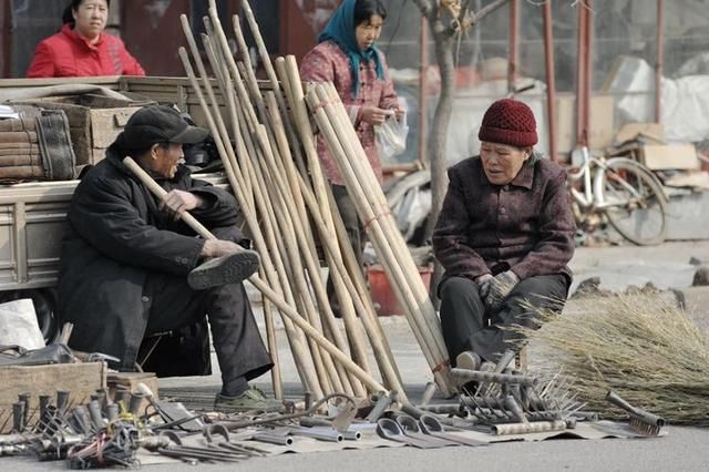 父亲去世，远嫁的姐姐说什么也不回来，她说出理由我无话可说