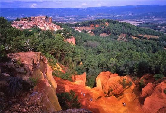 老钱推荐：血色高崖上的红土城——法国小镇鲁西永Roussillon