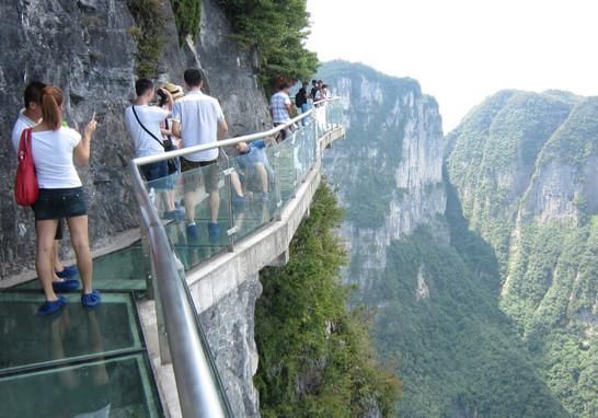 少女恐高瘫坐玻璃栈道,起身流出一滩水,景区罚款5万惹众怒