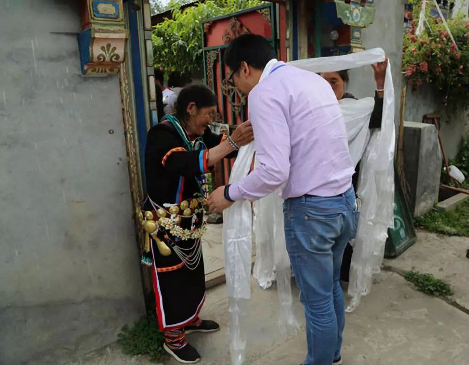 网络名人在米林县巴嘎村近距离倾听亚厦老人的