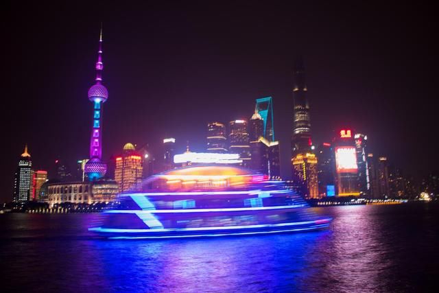 在甲板上游外滩太惬意，东方明珠的旋转餐厅原来是亚洲最高的餐厅